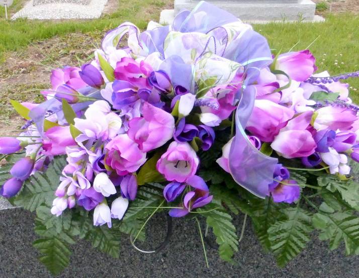 fioletowe kwiaty na cmentarz