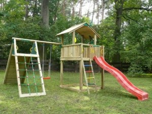 Drewniane place zabaw dla małych dzieci